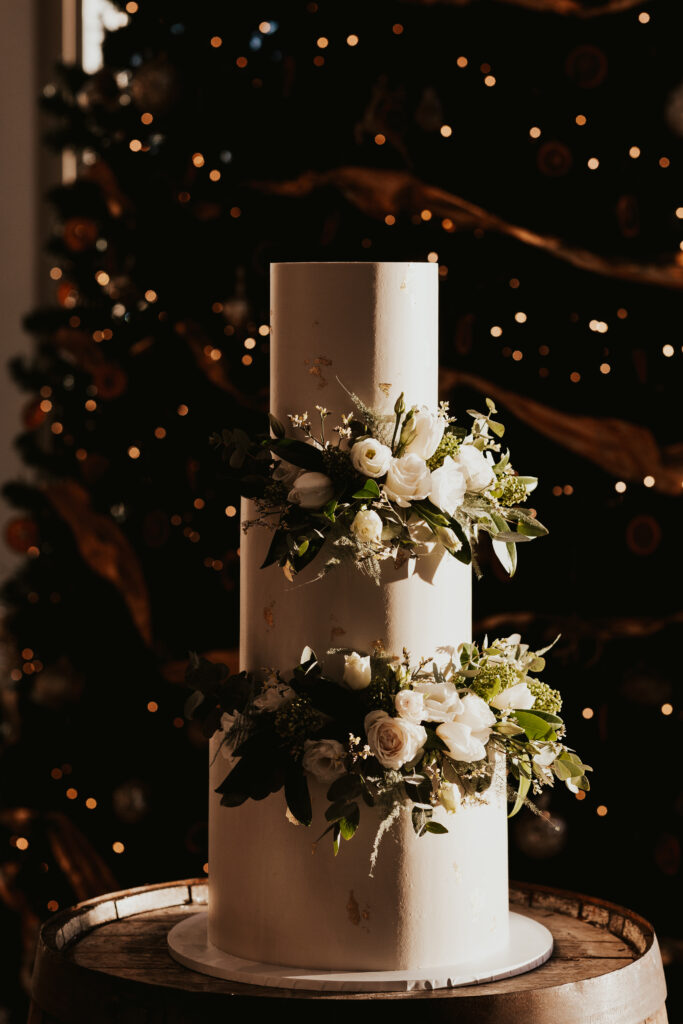 Christmas wedding - cake flowers and Christmas tree